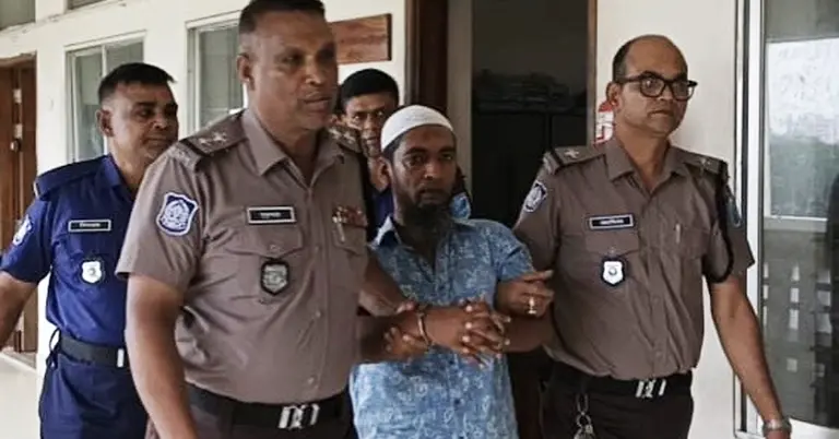 পুলিশি হেফাজতে আদালত প্রাঙ্গণে আসামি